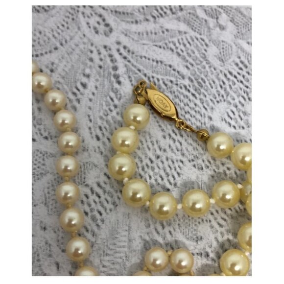 Curated bundle lot 2 faux pearl classy timeless costume vintage necklaces Avon - Picture 4 of 4